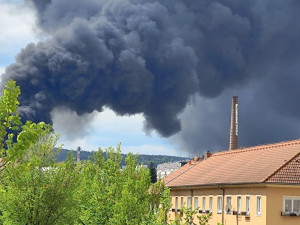 Hustý černý dým se vznáší nad městem Rokycany, kde hoří skládka. Lidé se bojí o zdraví