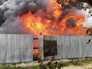 Hustý černý dým se vznáší nad městem Rokycany, kde hoří skládka. Lidé se bojí o zdraví