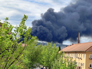 Hustý černý dým se vznáší nad městem Rokycany, kde hoří skládka. Lidé se bojí o zdraví