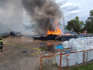 Hustý černý dým se vznáší nad městem Rokycany, kde hoří skládka. Lidé se bojí o zdraví