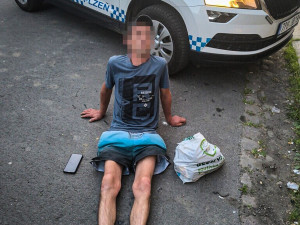 Silně opilý muž se plazil ulicí, pak napadl přivolané záchranáře