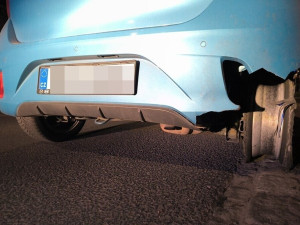 Jiskry sršely za autem, které nad ránem jelo bez pneumatiky po ráfku. Řídila ho žena