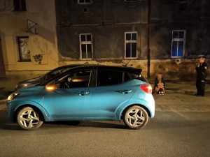 Jiskry sršely za autem, které nad ránem jelo bez pneumatiky po ráfku. Řídila ho žena