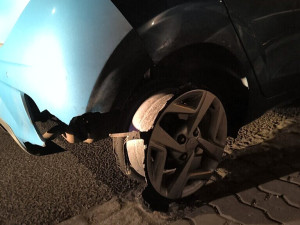 Jiskry sršely za autem, které nad ránem jelo bez pneumatiky po ráfku. Řídila ho žena