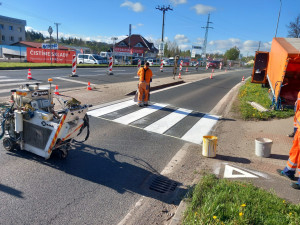 Silničáři zahájili obnovu plošného dopravního značení na silnicích II. a III. třídy