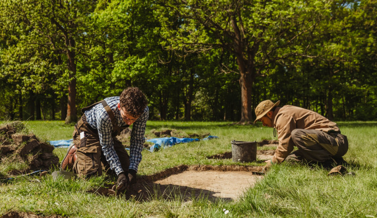 Archeologové odhalili umístění stanů, odvodňovací rýhy i jímky na odpad