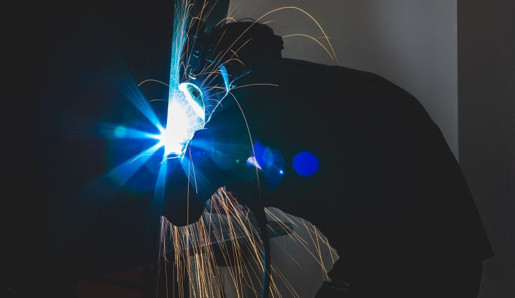 Stavebnictví v březnu výrazně rostlo, průmysl mírně posílil