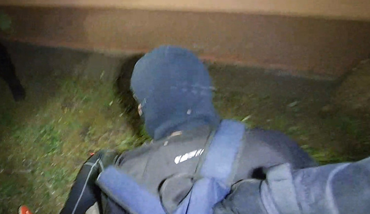 VIDEO: Prchajícího zloděje v kukle zastavil až tasený taser strážníků