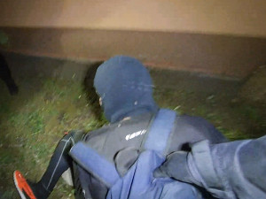 VIDEO: Prchajícího zloděje v kukle zastavil až tasený taser strážníků