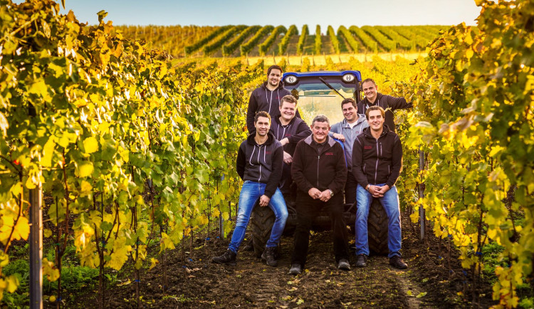 Město Touškov zve na vinařské odpoledne s cimbálem a degustací