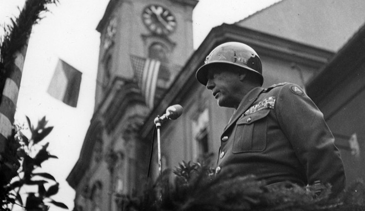 V osvobozené Plzni se uctívaný americký generál Patton ve skutečnosti jen mihnul