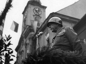 V osvobozené Plzni se uctívaný americký generál Patton ve skutečnosti jen mihnul