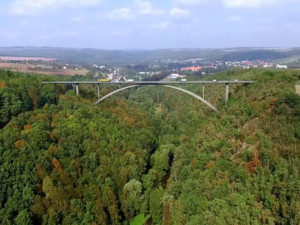 ŘSD zahájí za měsíc stavbu mostu na obchvatu Plas. Bude nejvyšší v Česku