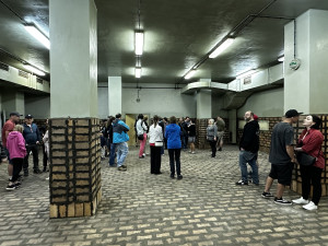 Obří tajemnou budovu mohli lidé po desítkách let poprvé prozkoumat i zevnitř