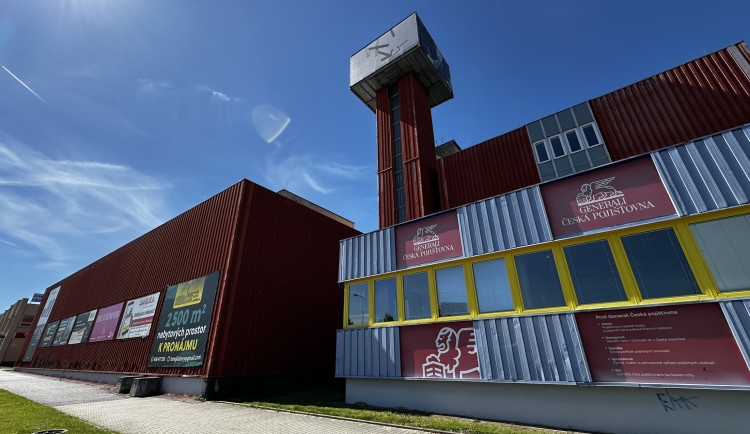 Obří tajemnou budovu mohli lidé po desítkách let poprvé prozkoumat i zevnitř