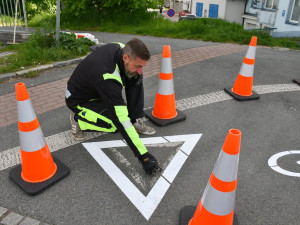 Startuje rozsáhlá obnova vodorovného dopravního značení na stezkách v Plzni