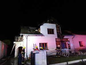 Rodinný dům zachvátily plameny, škoda jde do milionů