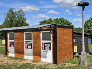 Nové nebinární toalety za půl milionu korun zřídil pro své klienty oblíbený kemp