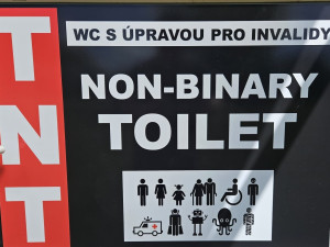 Nové nebinární toalety za půl milionu korun zřídil pro své klienty oblíbený kemp