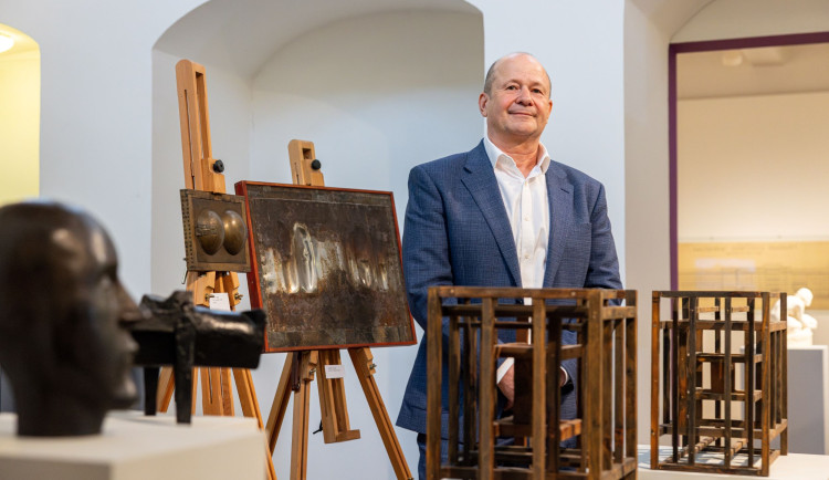 Ředitel galerie Roman Musil představuje část darované kolekce děl umělce Zbyňka Sekala