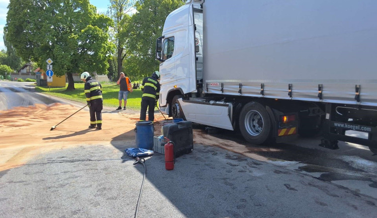 V Přísečné vyteklo na ulici 1000 litrů nafty, dostala se i do kanalizace