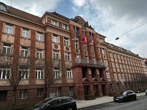 Kriminalisté zasahují na plzeňském hejtmanství, zadrželi dva podezřelé
