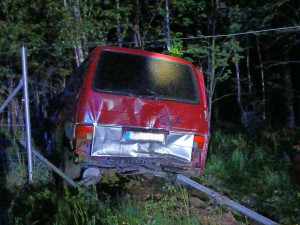 Tři osobáky havarovaly na dálnici D5. Jedno auto skončilo za plotem v lese