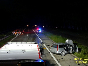 Tři osobáky havarovaly na dálnici D5. Jedno auto skončilo za plotem v lese