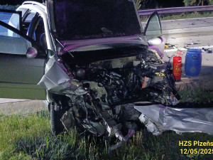 Tři osobáky havarovaly na dálnici D5. Jedno auto skončilo za plotem v lese