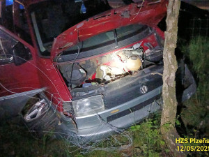 Tři osobáky havarovaly na dálnici D5. Jedno auto skončilo za plotem v lese
