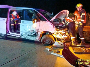 Tři osobáky havarovaly na dálnici D5. Jedno auto skončilo za plotem v lese
