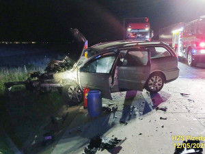 Tři osobáky havarovaly na dálnici D5. Jedno auto skončilo za plotem v lese