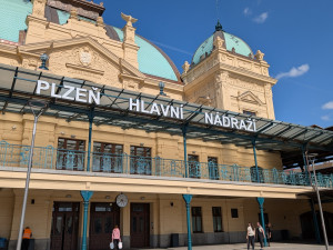 Nadšenci mapují pamětní desky na českých nádražích, zaměřují se na padlé železničáře