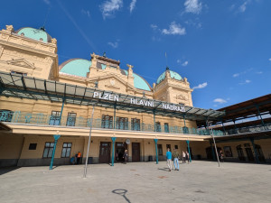Nadšenci mapují pamětní desky na českých nádražích, zaměřují se na padlé železničáře
