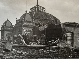 Zničená nádražní budova v Plzni po náletu spojenců na konci války, zdroj: archiv Zdeňka Roučky