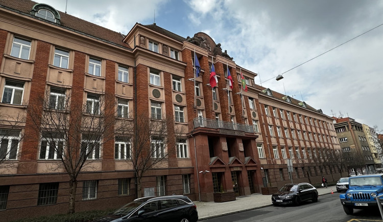 Kriminalisté zasahují na plzeňském hejtmanství, zadrželi dva podezřelé