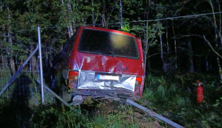 Tři osobáky havarovaly na dálnici D5. Jedno auto skončilo za plotem v lese