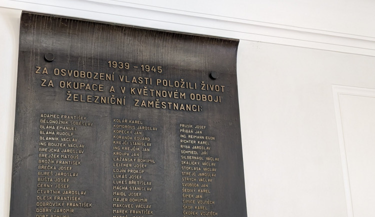 Nadšenci mapují pamětní desky na českých nádražích, zaměřují se na padlé železničáře