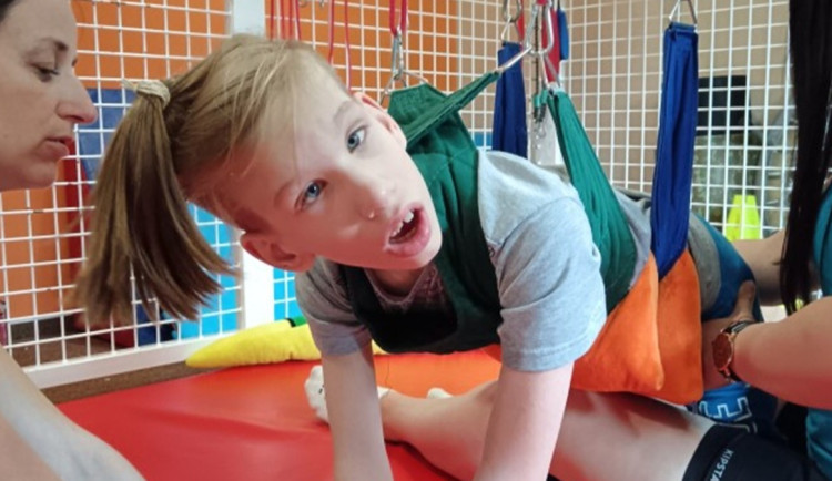 Honzík zázrakem přežil syndrom náhlého úmrtí, pořád se ale potýká s následky