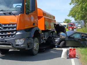 Tři nezletilé děti se zranily při srážce cisterny s osobním automobilem