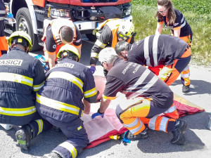 Řidič zůstal zaklíněný pod převráceným domíchávačem, utrpěl zranění na hlavě