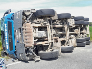 Řidič zůstal zaklíněný pod převráceným domíchávačem, utrpěl zranění na hlavě