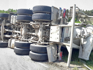 Řidič zůstal zaklíněný pod převráceným domíchávačem, utrpěl zranění na hlavě