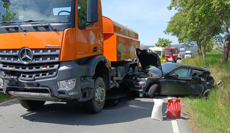 Tři nezletilé děti se zranily při srážce cisterny s osobním automobilem