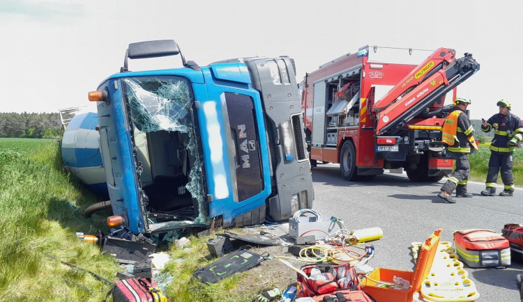 Řidič zůstal zaklíněný pod převráceným domíchávačem, utrpěl zranění na hlavě