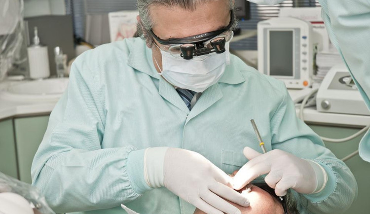 Záměr na vybudování zubní kliniky v Lokti Karlovarský kraj zřejmě odloží