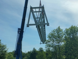 Na pilíři, kde stávala jedinečná chaloupka na muří nožce, roste nová lávka