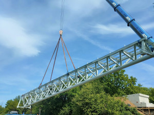 Na pilíři, kde stávala jedinečná chaloupka na muří nožce, roste nová lávka