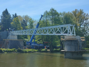 Na pilíři, kde stávala jedinečná chaloupka na muří nožce, roste nová lávka