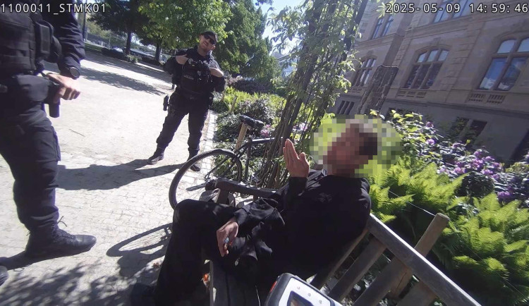 Muž s kolem tropil v parku pořádné vylomeniny a strážníci zažili kuriózní zásah